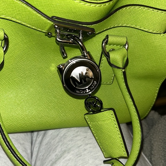 GREEN MICHAEL KORS PURSE GENTLY USED WITH SILVER CHAIN, KEY AND LOCK - Picture 12 of 14